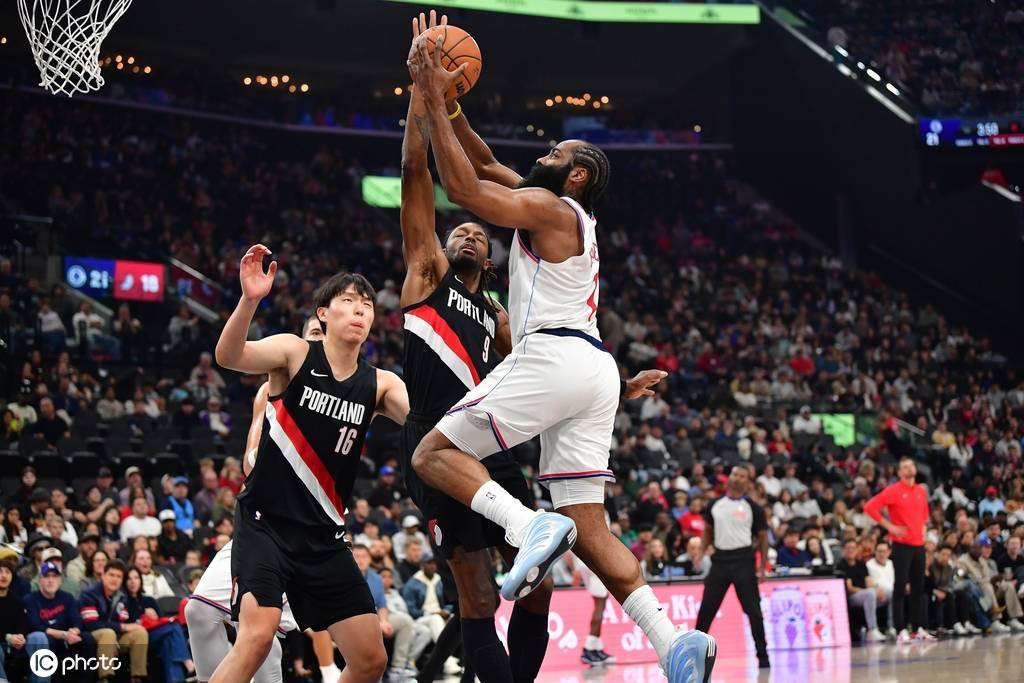 杨瀚森连3场2分1板哈登20+13 快船胜开拓者